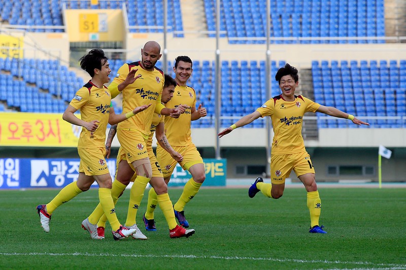 Гимпо ситизен чонбук. Ашурматов футболист. Кванджу футбол. Gwangju Football Club 0 - 0 Suwon FC. Мухаё Ашурматова Корея.