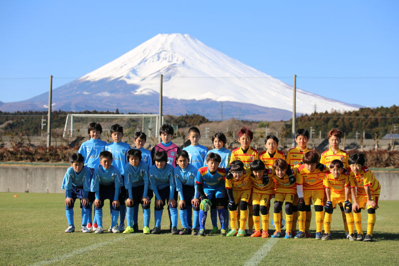 resize_일본U-12팀과 연습경기 전 단체사진.jpg